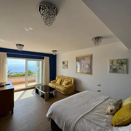 Blossom In The Beautiful Area Of Puerto Santiago Tenerife With 5 Bedrooms For Up To 10 Guests Private Swimming Pool And Many Other Activities To Entertain The Family Secure Parking For 2 Cars And Disabled Access Throughout Villa Puerto de Santiago (Tenerife)