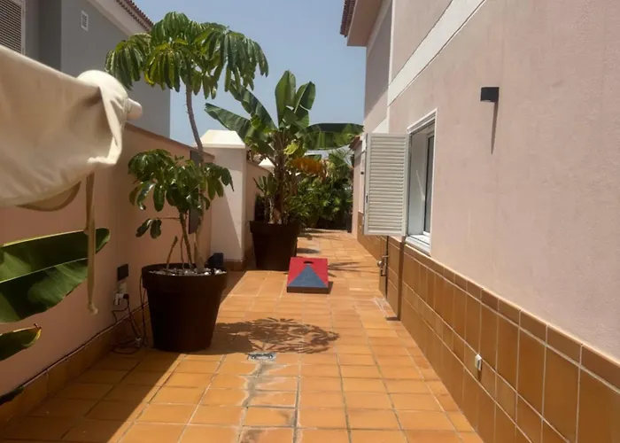 Blossom In The Beautiful Area Of Puerto Santiago Tenerife With 5 Bedrooms For Up To 10 Guests Private Swimming Pool And Many Other Activities To Entertain The Family Secure Parking For 2 Cars And Disabled Access Throughout Villa Puerto de Santiago (Tenerife)